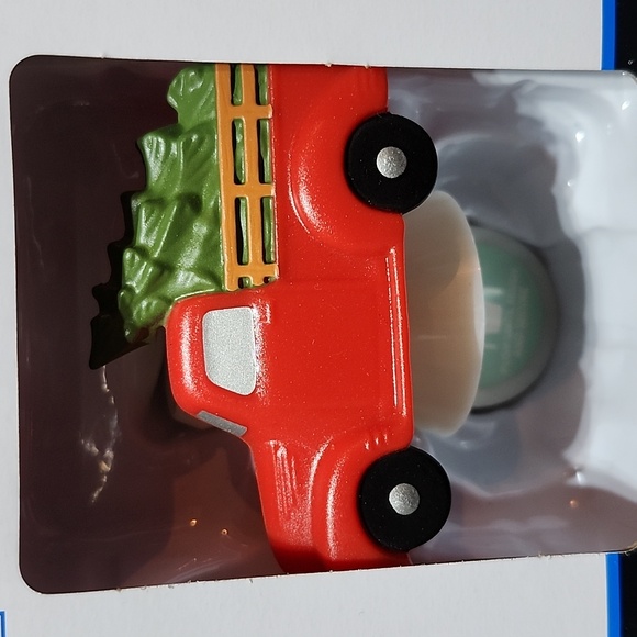 MAINSTAYS PLUG-IN SWIVEL DIFFUSER AROMA GIFT SETS RED TRUCK & PINE TREES - Picture 10 of 13